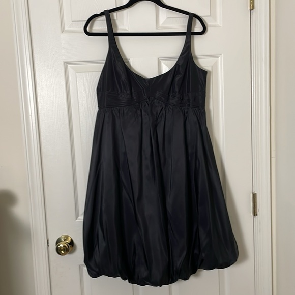 Carmen Marc Valvo: Silk Cocktail Dress with Bubble Hem - Picture 7 of 15